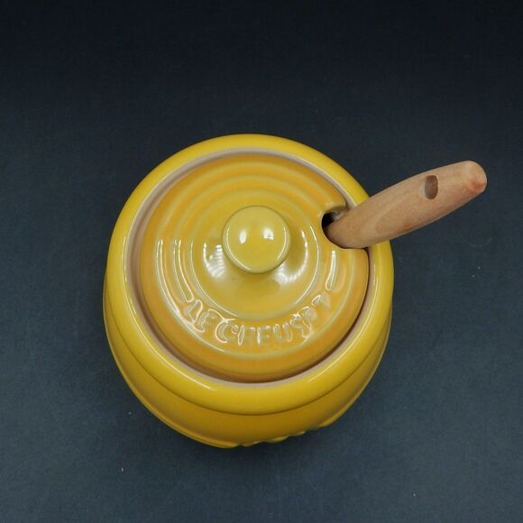 Le Creuset Honey Pot Dijon Yellow w/Lid Silicone Dipper Set Stoneware Bee Lidded - Picture 8 of 8